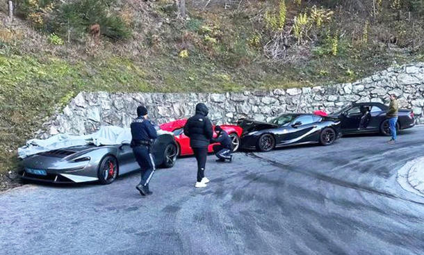 Unfall zwischen McLaren Elva, Ferrari LaFerrari, Ferrari 812 Suoerfast und Bentley Continental GTC