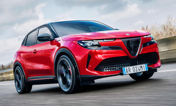 Alfa Romeo Junior Veloce Elletrica 280 (2024); SUV; Elektroauto; fahrendes Auto; Frontansicht