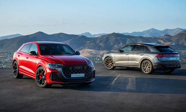 Audi RS Q8 Facelift (2024); Außenansicht; SUV; sportliches SUV; Gruppenbild; zwei Fahrzeuge; Frontansicht; Heckansicht