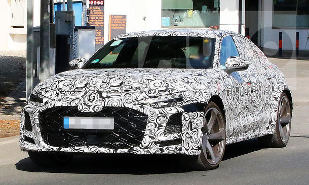 Audi RS 5 Limousine (2024); fahrend; Erlkönig; Außenansicht; Frontansicht