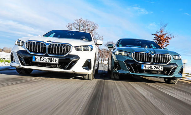 Blick von vorne auf die fahrenden BMW i5 eDrive40 und BMW 540d xDrive.