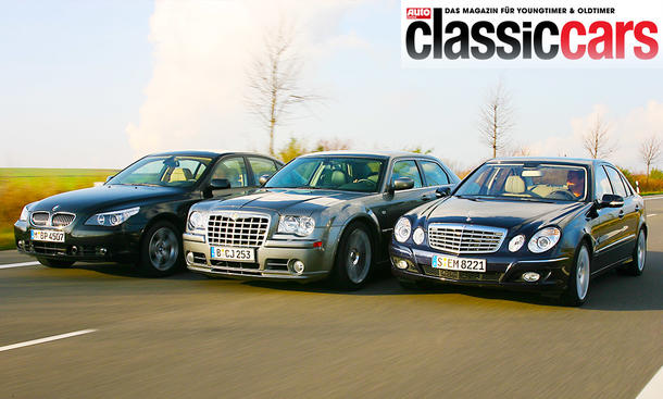 Der BMW 550i, Chrysler 300C SRT8 & Mercedes E 500 fahrend von schräg vorne fahrend fotografiert.