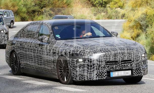 BMW 7er/i7 Facelift (2025); Außenansicht; Limousine; fahrend; Frontansicht