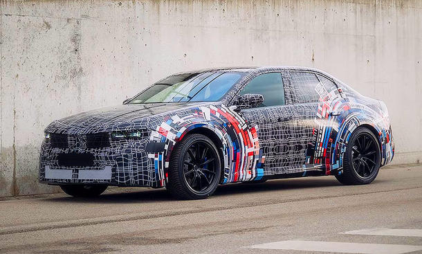 Blick von schräg vorne auf den BMW i3 M (2027).