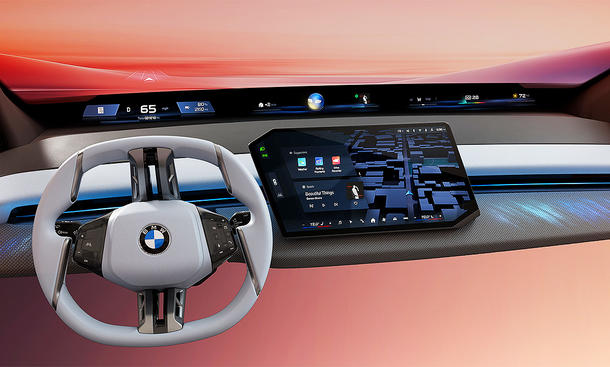 Das BMW iDrive X (2025): Symbolbild zeigt Armaturenbrett mit neuem Multifunktionslenkrad, asymmatrischem Touchscreen und großem Head-up-Display.