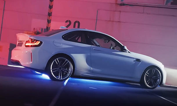 Blick von der Seite auf den BMW M2 F87 mit Elektroantrieb.