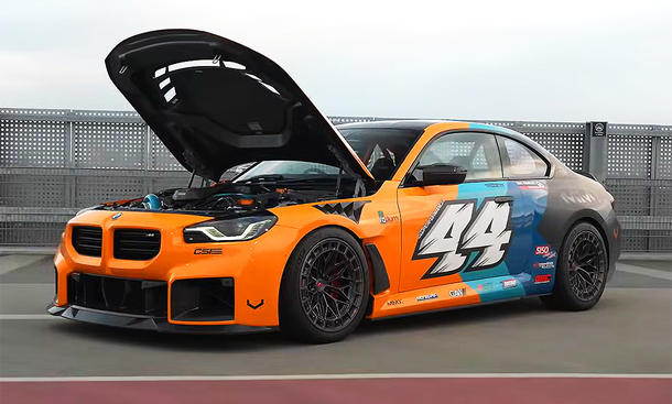 Blick von schräg vorne auf den BMW M2 von R44 Performance.