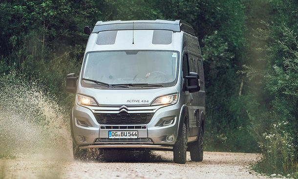 Bürstner Campeo 4x4 (2024); fahrend, Ansicht von schräg vorne.