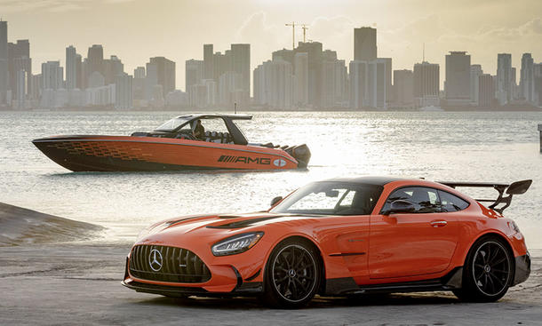 Der automobile Pate ist der Mercedes-AMG GT Black Series, dahinter steht das passende Boot.