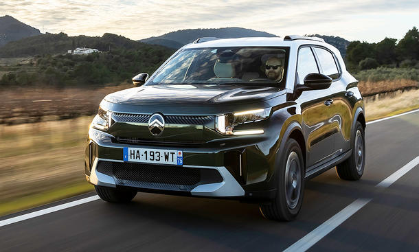 Blick von schräg vorne auf den fahrenden Citroën C3 Aircross (2025).