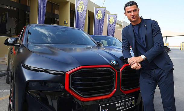 Der BMW XM Label Red von Cristiano Ronaldo mit ihm selbst auf dem Bild.