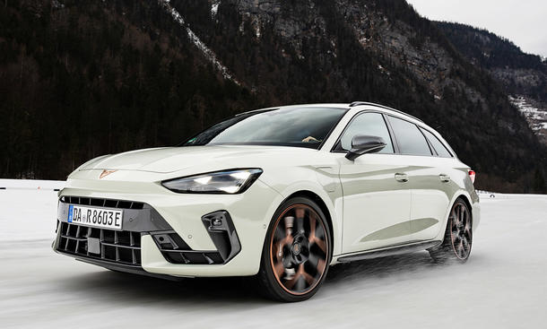 Das fahrdynamische Bild zeigt das Cupra Leon Sportstourer Facelift (2024) von schräg vorne. 