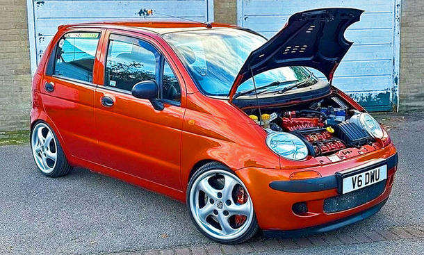 Der Daewoo Matiz mit V6 stehend von schräg vorne mit geöffneter Motorhaube.