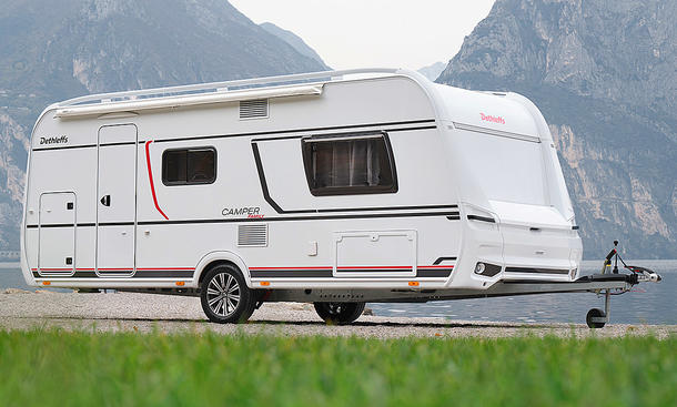 Das Bild zeigt den Dethleffs Camper 560 FMK (2025) stehend von schräg vorne rechts fotografiert.