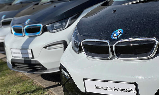 Elektrischer BMW i3 als Gebrauchtwagen auf dem Hof eines BMW-Händlers.