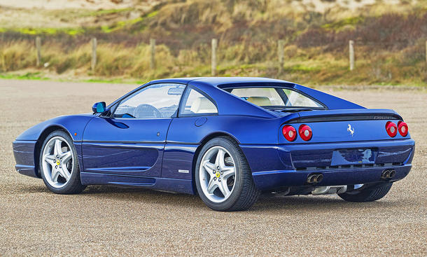 Der Ferrari F355 GTS stehend von schräg hinten.