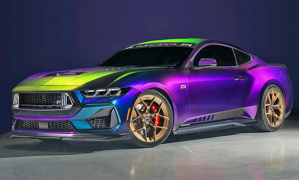 Der Ford Mustang Mystichrome von RTR stehend von schräg vorne