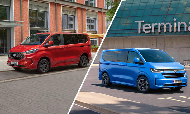 Die Fotomontage zeigt den Ford Tourneo Custom und den VW Caravelle, beide stehend von schräg vorne.