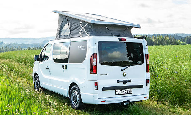 Der Frankia Yukon 51 SB (2025) in der Außenansicht von schräg hinten.