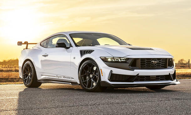 Blick von schräg vorne auf den Hennessey Mustang Dark Horse Super Venom.