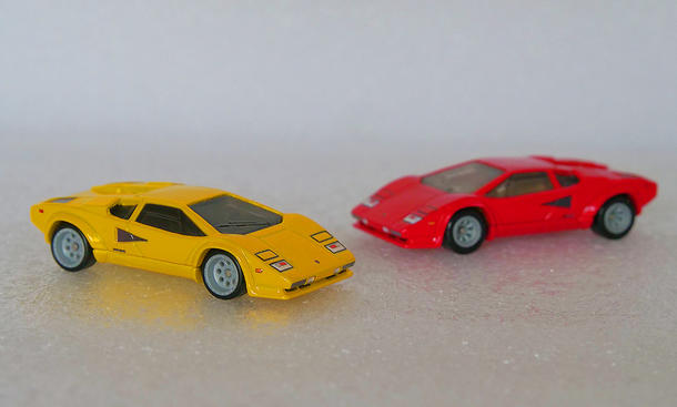 Lamborghini Countach von Hot Wheels; Modellauto; Spielzeugauto; stehend; Gruppenbild; Frontansicht