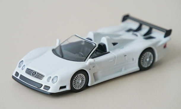 Kyosho Mercedes CLK GTR Roadster; Modellauto; 1:64; 1/64; 1 64; stehend; Außenansicht; Frontansicht