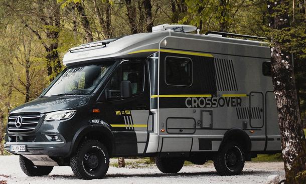 Das Foto zeigt den Hymer ML-T als Editionsmodell CrossOver (2024) aus schräg seitlicher Perspektive.