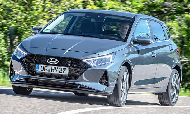 Der Hyundai i20 (2020) fahrend von schräg vorne fotografiert.