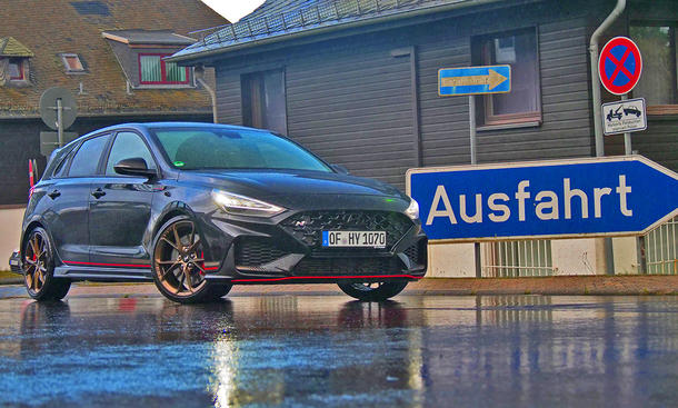 Der Hyundai i30 N stehend von schräg vorne