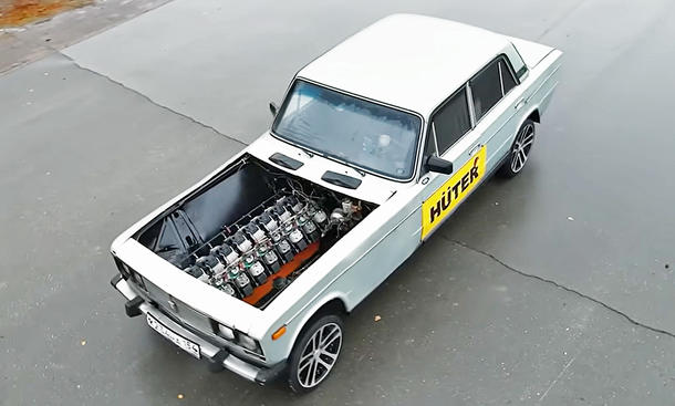 Der Lada 2106 mit Kettensägen-V16 stehend von oben.