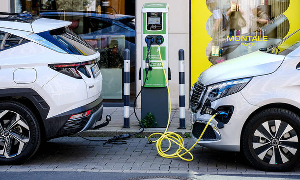 Ladesäulen für Elektroautos, zwei Fahrzeuge an Ladesäule