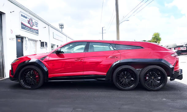 Lamborghini Urus 6x6 von South Florida Jeeps statisch von der Seite fotografiert.