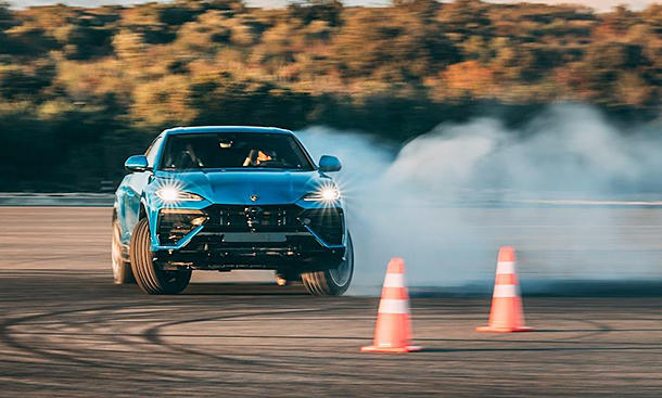 Der Lamborghini Urus SE (2024) im Drift von vorne fotografiert.