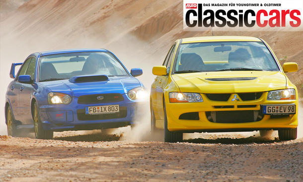 Subaru Impreza WRX STI und Mitsubishi Lancer Evo VIII fahrend von vorne.