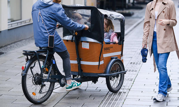 Lastenrad, stehend, mit Kindern