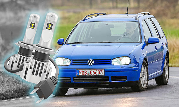 Collage eines VW Golf 4 Variant fahrend von schräg vorne fotografiert, mit LED-Scheinwerfern im Vordergrund. 