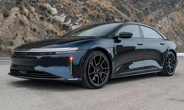 Lucid Air Sapphire von U.S. Armor Group; stehend, Ansicht schräg vorne