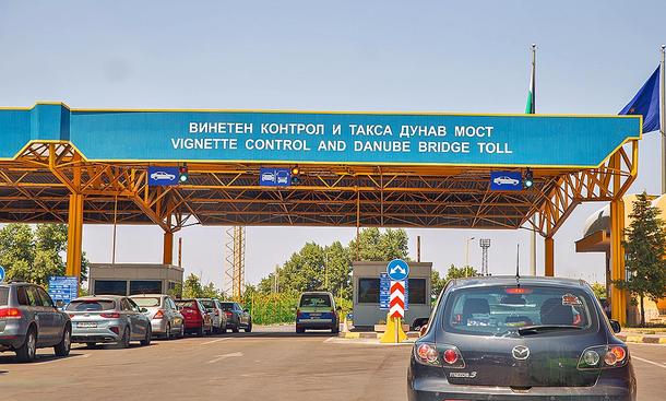 Das Bild zeigt Autos an einer Vignetten-Kontrollstation an einem Grenzübergang von Rumänien nach Bulgarien.