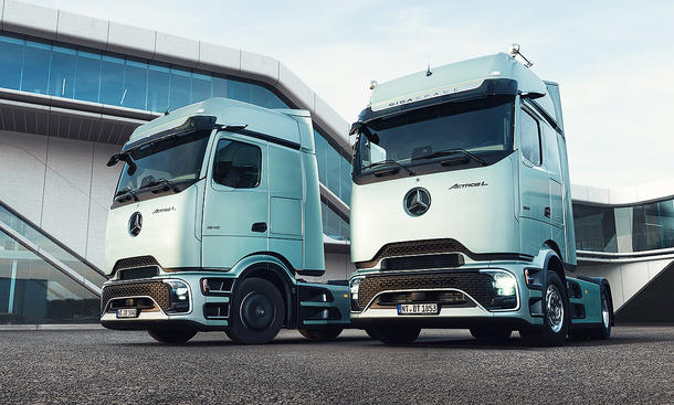 Frontansicht von zwei nebeneinander stehenden Mercedes Actros L (2024).