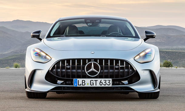 Der Mercedes-AMG GT (2023) statisch von vorne fotografiert.