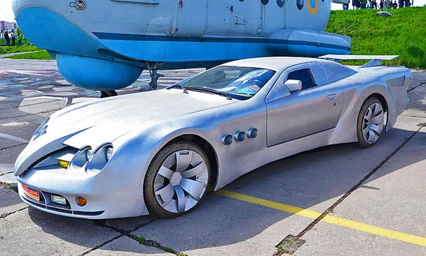 Der Mercedes SLR Valentina stehend von schräg vorne.