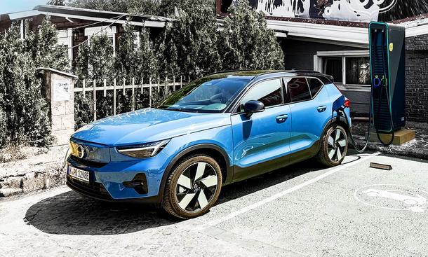 Der Volvo XC40 Recharge steht in einer Hauseinfahrt. Ansicht von vorne links.