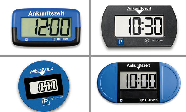 Vier elektronische Parkscheiben von Needit in der Draufsicht.