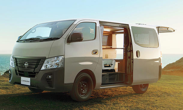 Nissan Caravan MyRoom (2024); stehend, Ansicht von schräg vorne