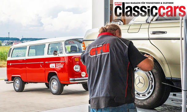 Ein Oldtimer-Gutachter untersucht einen Oldtimer (Mercedes). Im Hintergrund steht ein roter Bulli.