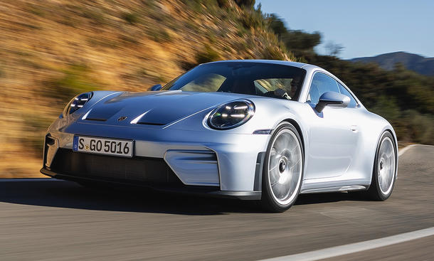 Blick von schräg vorne auf den fahrenden Porsche 911 GT3 Touring (2025).