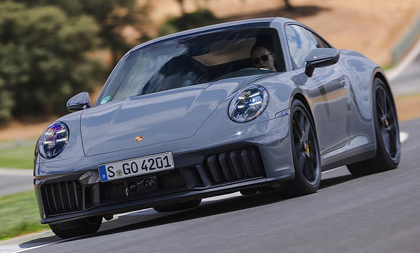 Porsche 911 GTS (2024); fahrend, schräg vorne