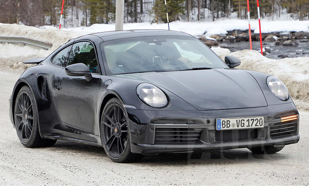 Das Porsche 911 Turbo S Facelift (2025) als Erlkönig von vorne rechts fotografiert.