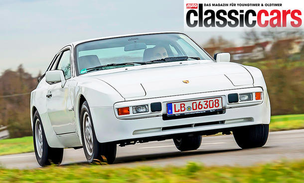 Blick von schräg vorne auf den fahrenden Porsche 944.