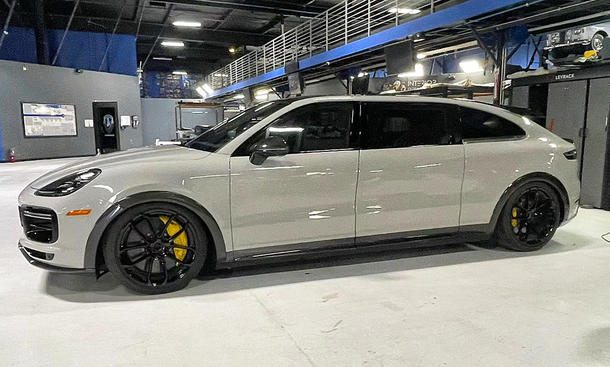 Der Porsche Cayenne Van stehend seitlich